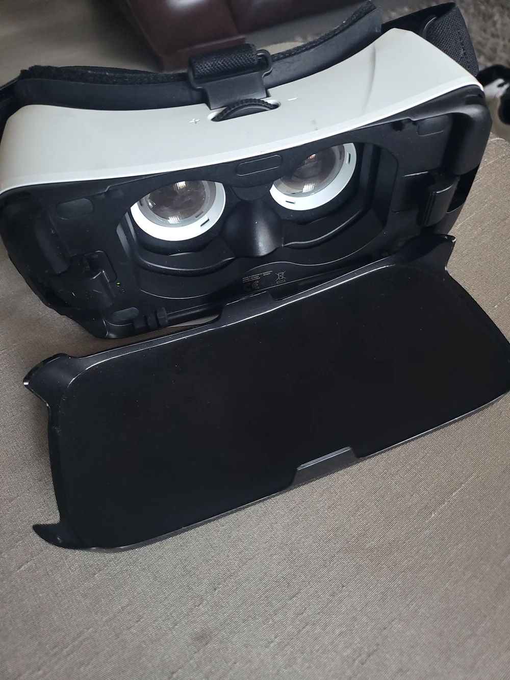 Samsung Black and White Smartphone VR Headset with Head Strap